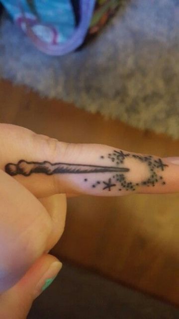 tatuajes de varitas de harry potter en el dedo