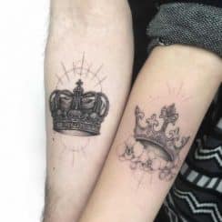 Simbolicos tatuajes de coronas para parejas en 2 zonas