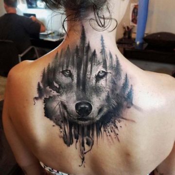 tatuajes de lobos para mujeres en la espalda