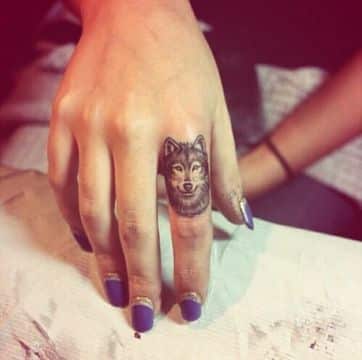 tatuajes de lobos para mujeres pequeños en la mano