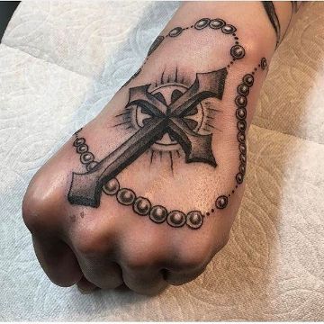 tatuajes de rosarios en la mano dorso