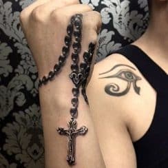 4 efectos geniales en tatuajes de rosarios en la mano