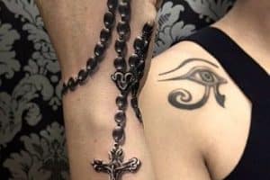 tatuajes de rosarios en la mano efectos visuales