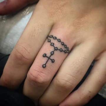 tatuajes de rosarios en la mano tipo anillo