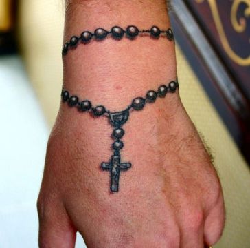 tatuajes de rosarios en la mano tipo pulsera