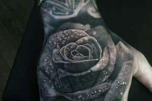tatuajes de rosas en la mano detalles realistas