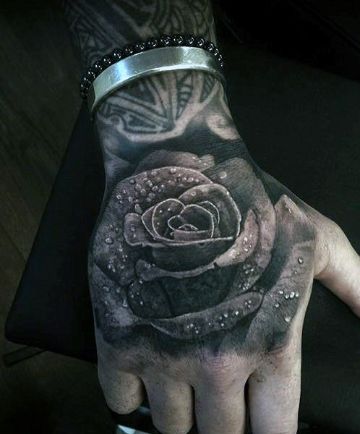 tatuajes de rosas en la mano detalles realistas
