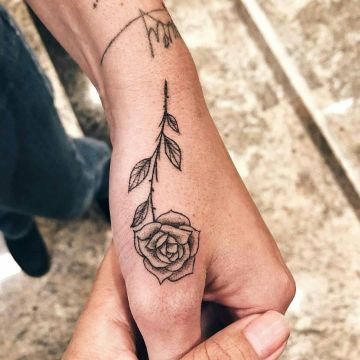 tatuajes de rosas en la mano pequeños
