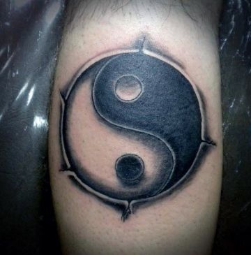 tatuajes de yin yang tradicional con detalles