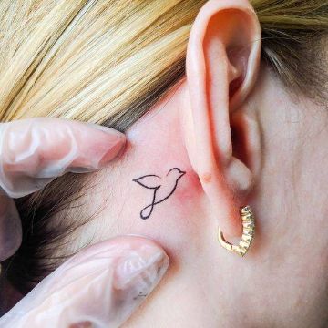 tatuajes detras de la oreja delicado