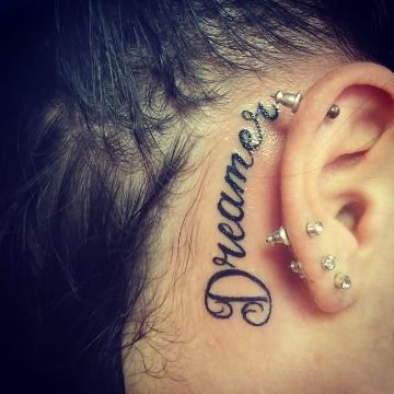 tatuajes detras de la oreja letras