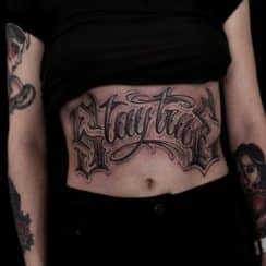 Letras chicanas para tatuajes en 3 zonas del cuerpo