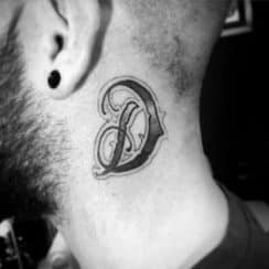 2 tatuajes con la letra d en el cuello con gotica