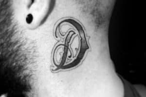 tatuajes con la letra d en el cuello