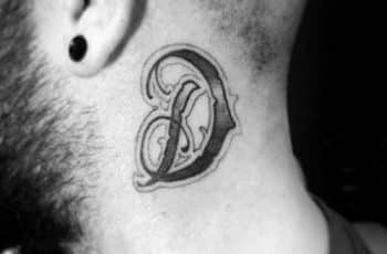 2 tatuajes con la letra d en el cuello con gotica