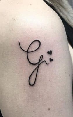 tatuajes con la letra g con corazones
