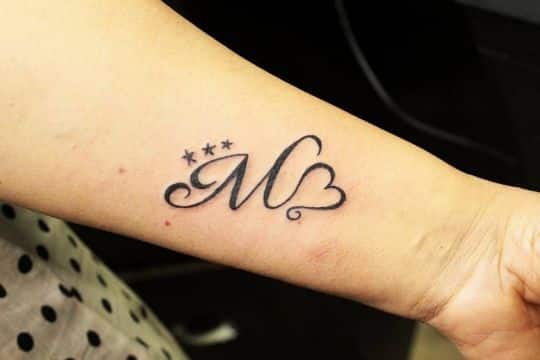 tatuajes con la letra m corazones como detalles