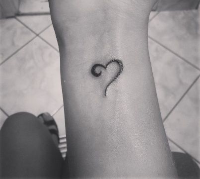 tatuajes con la letra m formando corazones