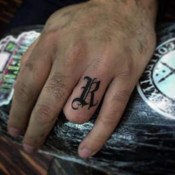 tatuajes con la letra r en los dedos