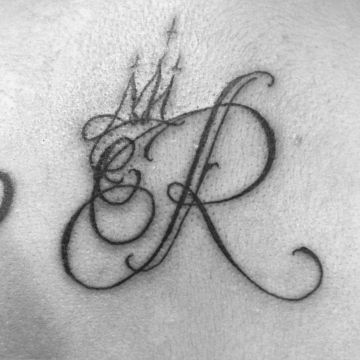 tatuajes con la letra r entrelazada