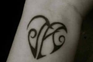 tatuajes de iniciales en la muñeca formando un corazon