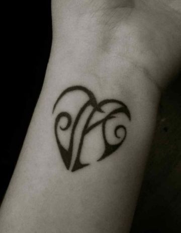 tatuajes de iniciales en la muñeca formando un corazon