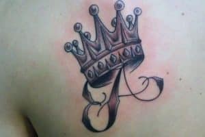 tatuajes de la letra a con corona