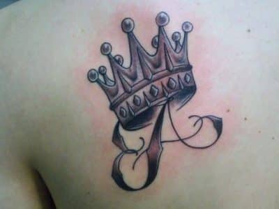 tatuajes de la letra a con corona
