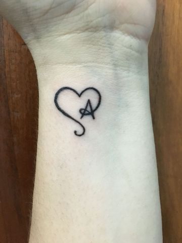 tatuajes de la letra a corazon