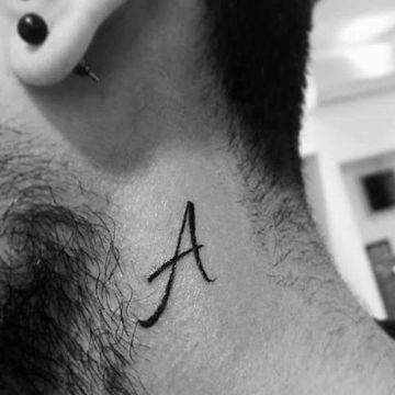tatuajes de letras en el cuello negras sutiles