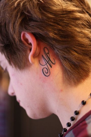 tatuajes de letras en el cuello significativos
