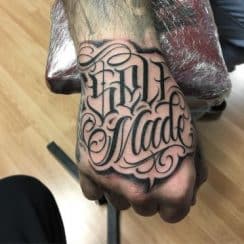 Geniales tatuajes de letras en la mano para los 5 dedos