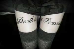 tatuajes de letras en la pierna concepto en par