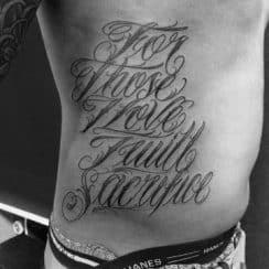 Ideas tatuajes de letras en las costillas 2 hombre y 2 mujer