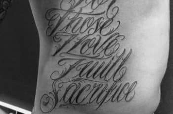 Ideas tatuajes de letras en las costillas 2 hombre y 2 mujer