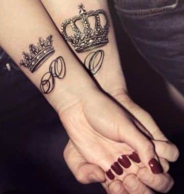 tatuajes de letras entrelazadas con coronas