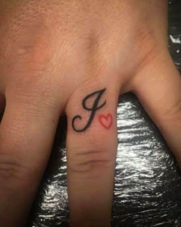 tatuajes con iniciales j en los dedos