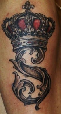 tatuajes con la letra s con una corona