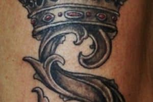 tatuajes con la letra s con una corona