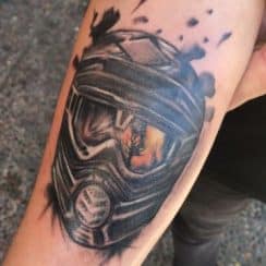 4 geniales tatuajes de cascos de motocross y motos
