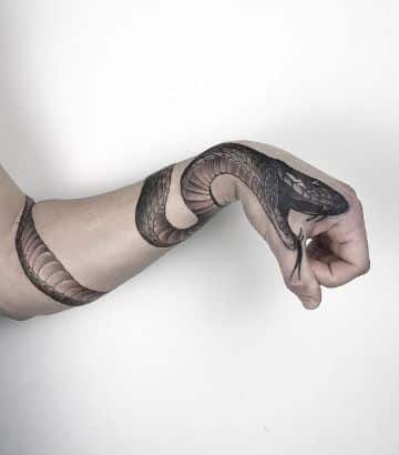 tatuajes de cobras en la mano adaptacion
