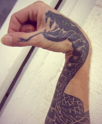 tatuajes de cobras en la mano originales