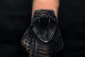 tatuajes de cobras en la mano realistas
