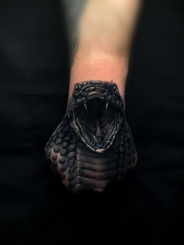 tatuajes de cobras en la mano realistas