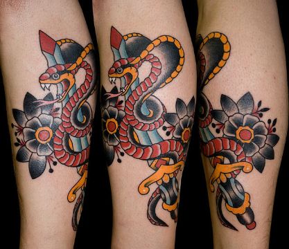 tatuajes de cobras en la mano tradicional