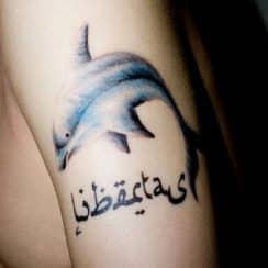 Ideas en tatuajes de delfines con nombres y con 2 frases