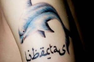 tatuajes de delfines con nombres en arabe