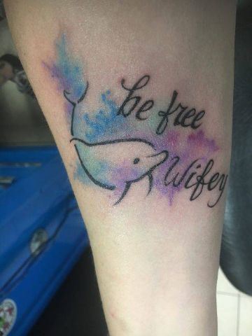 tatuajes de delfines con nombres silueta y tipografia