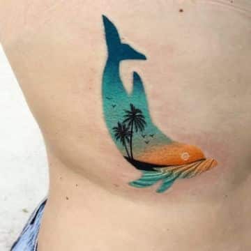 tatuajes de delfines en la cadera con rellenos