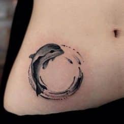 3 conceptos en tatuajes de delfines en la cadera y pierna